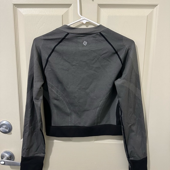 Fashion nova sports women’s top XL long sleeves with a zipper - Picture 3 of 10